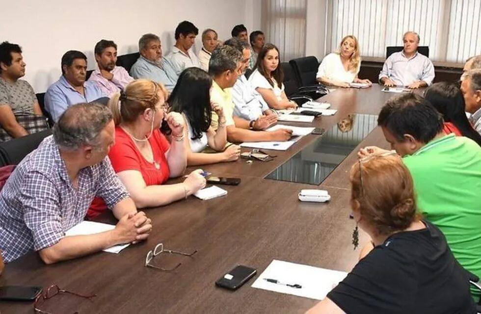 Matías Cánepa y Roberto Dib Ashur reunidos con los representantes de los gremios docentes. (Prensa Gob de Salta)