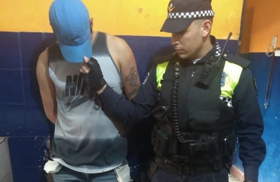 Fue detenido por presunta venta de drogas en una cancha de fútbol. (Policía de Tucumán)