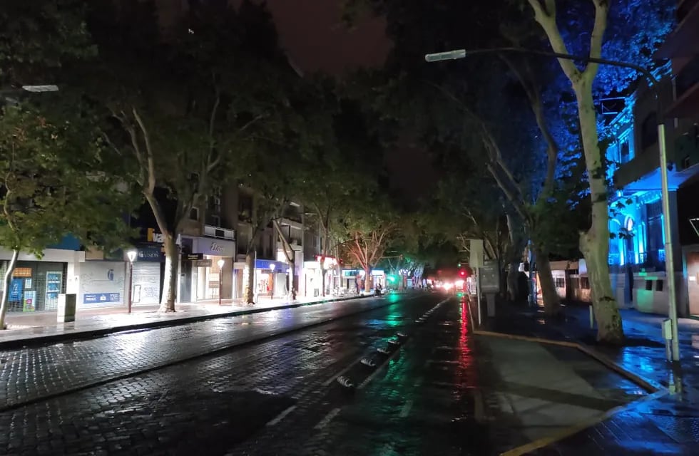 Por la fuerte tormenta eléctrica hubo cortes de luz en varias zonas del Gran Mendoza.