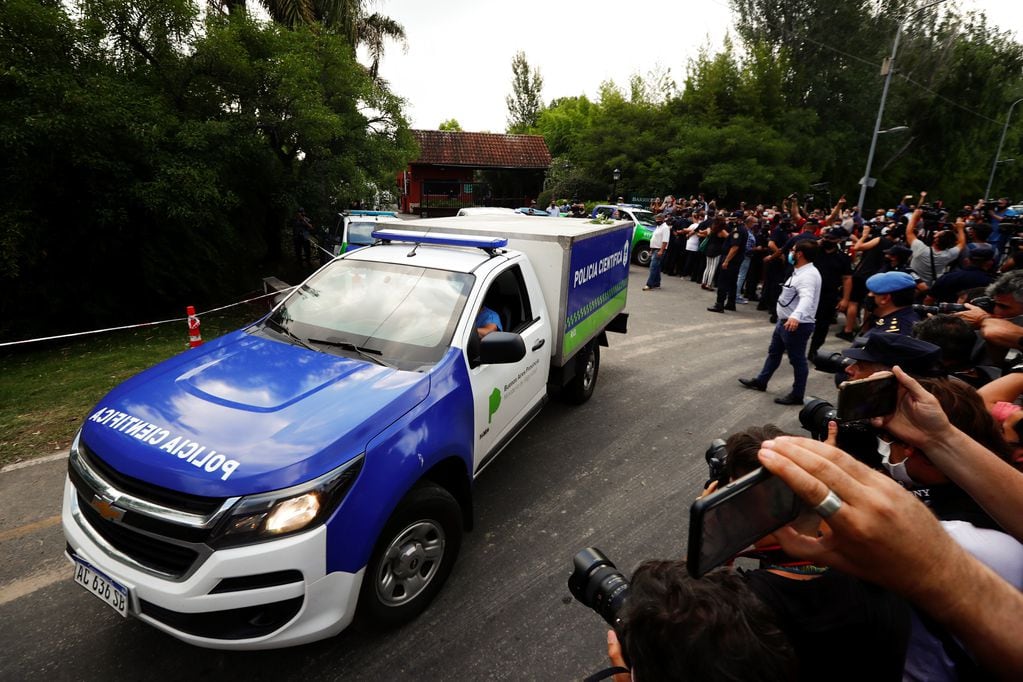 Una ambulancia que transporta el cuerpo de Diego Maradona sale de su casa en Buenos Aires.