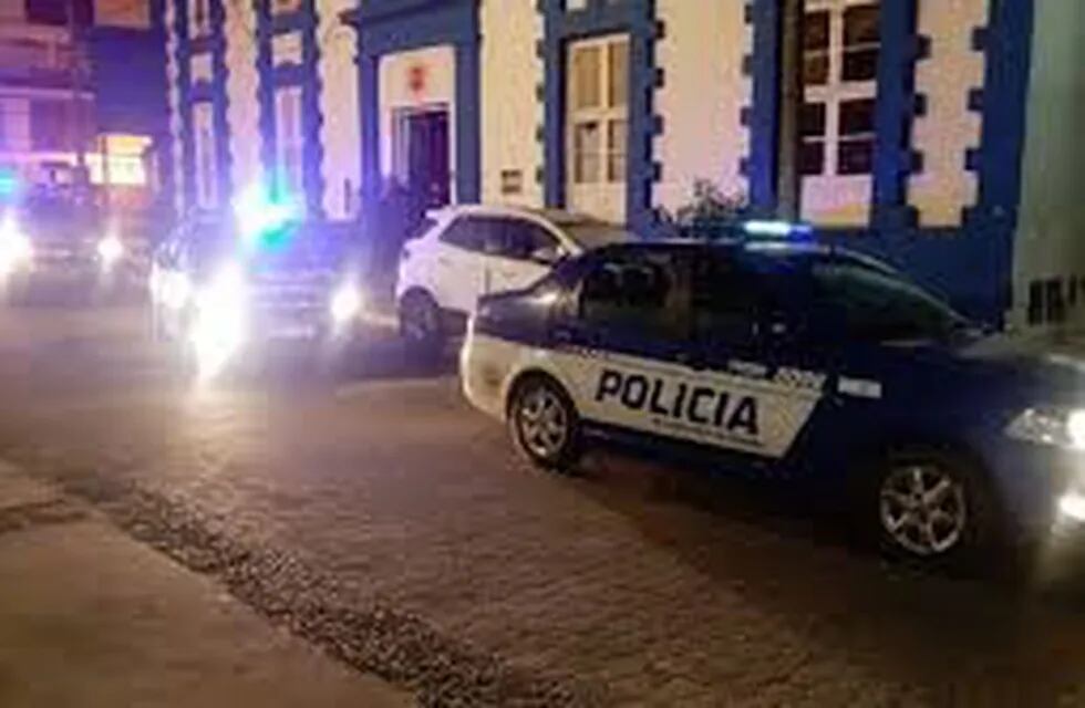 Policías en la ciudad de Cosquín. (Foto: web).