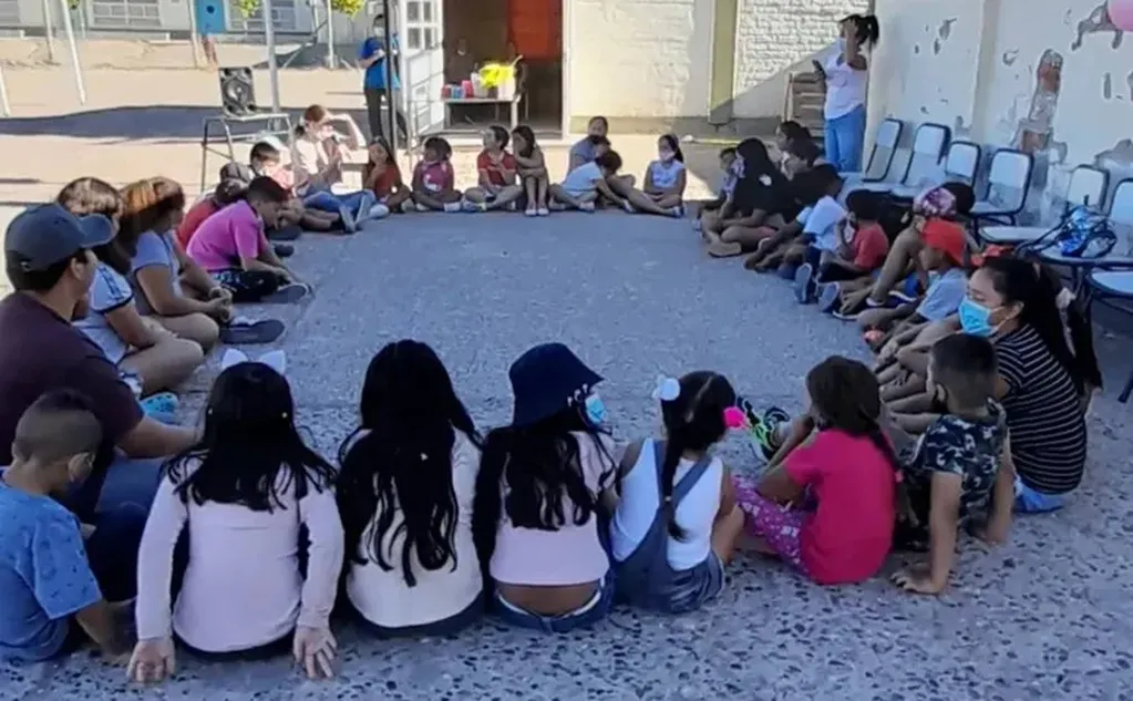 Enfermera de Neuquén organizó una jornada recreativa para darle los útiles a alumnos de Río Negro.
