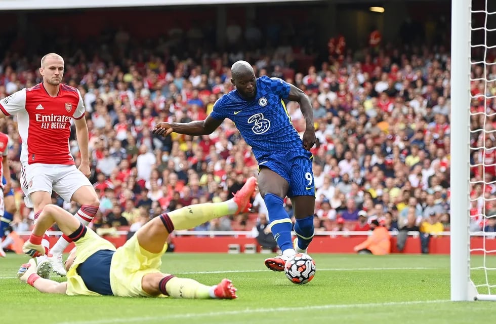Romelu Lukaku convirtiendo un gol ante el Arsenal.
