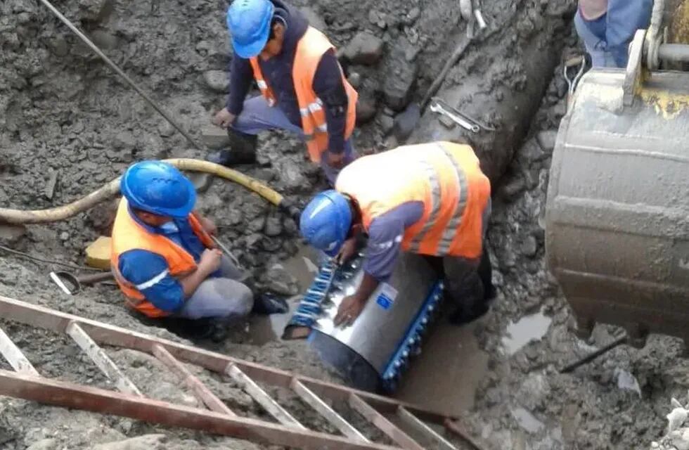 Personal operativo y técnico de la empresa Agua Potable de Jujuy y de la Dirección de Recursos Hídricos reparan un acueducto en Jujuy. (Imagen ilustrativa)