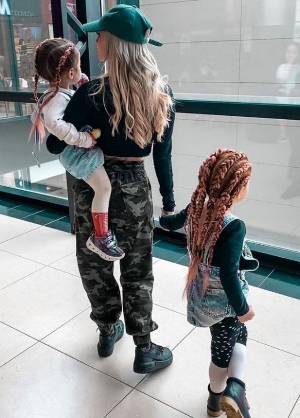 La Joaqui junto a sus hijas