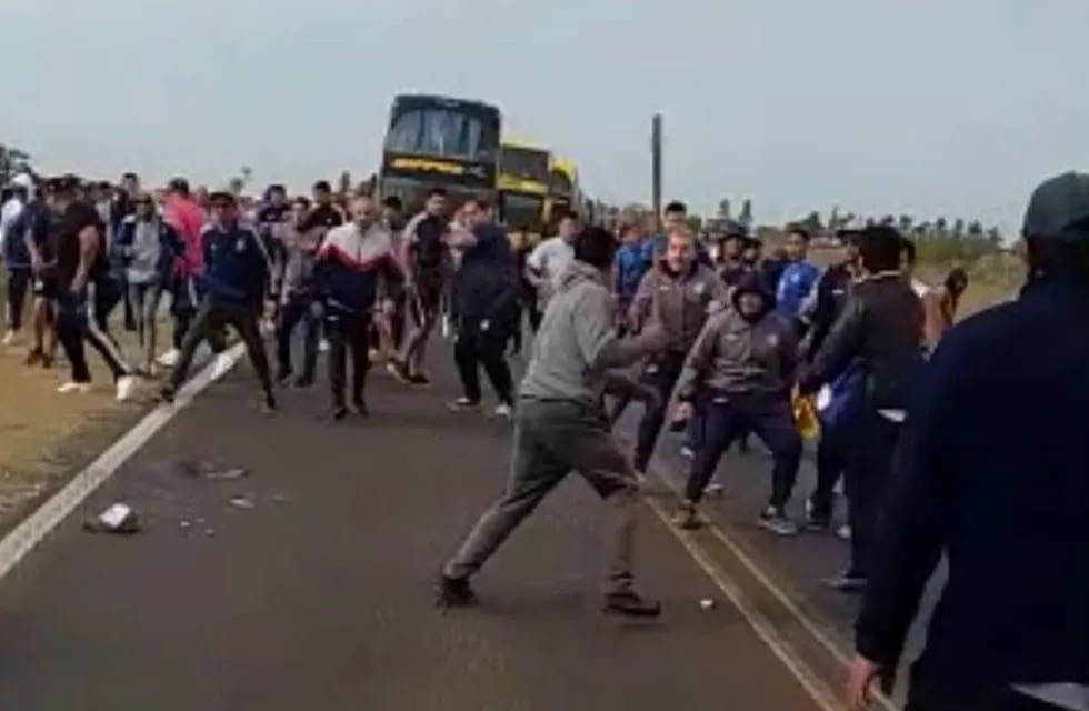 Enfrentamiento entre hinchas de Talleres y manifestantes en Santa Fe.