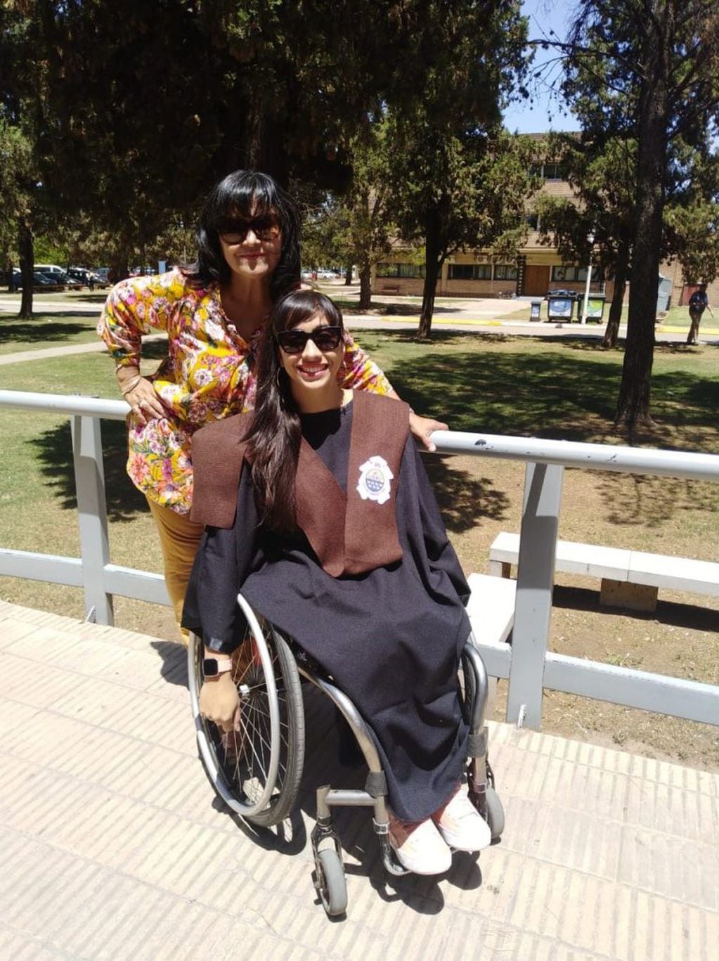 Gloria, su mamá, acompañando a Mariana Pérez el día en el que se recibió de médica veterinaria