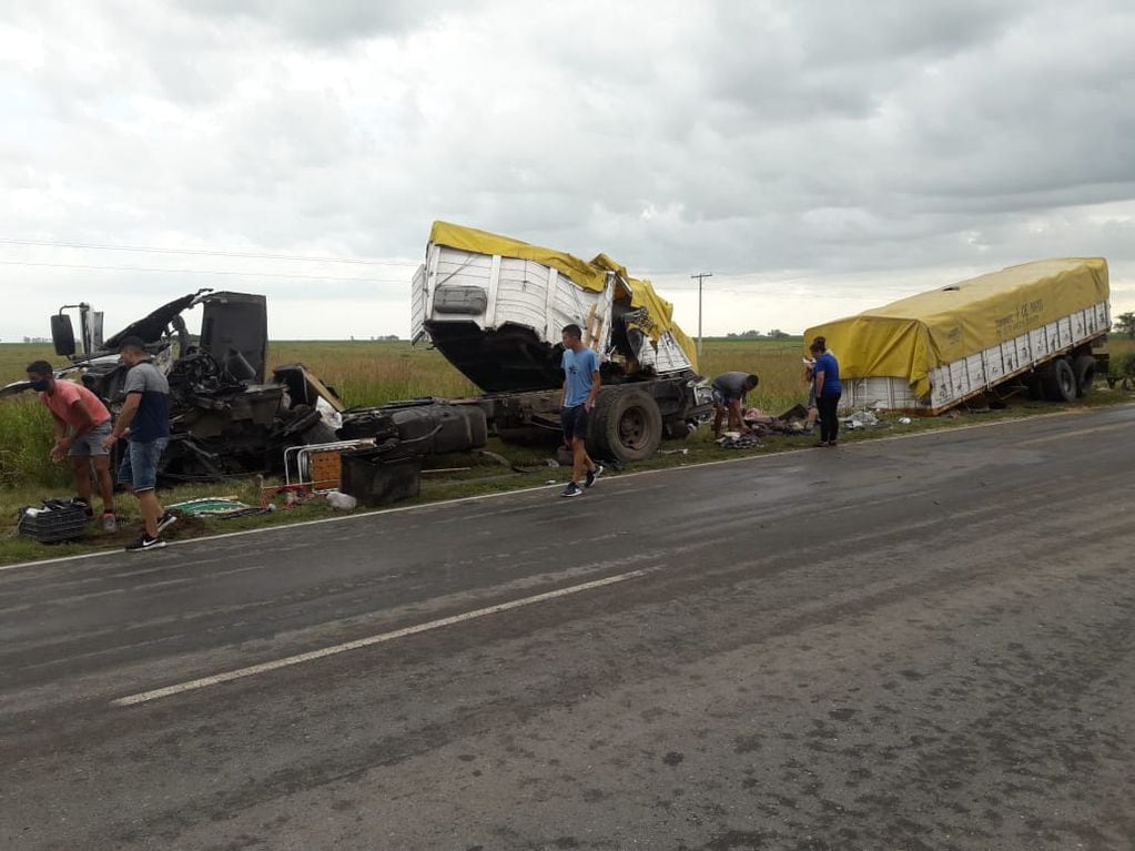 Dos camiones impactaron de frente en la Ruta Provincial Nº 13, entre El Fortín y Alicia