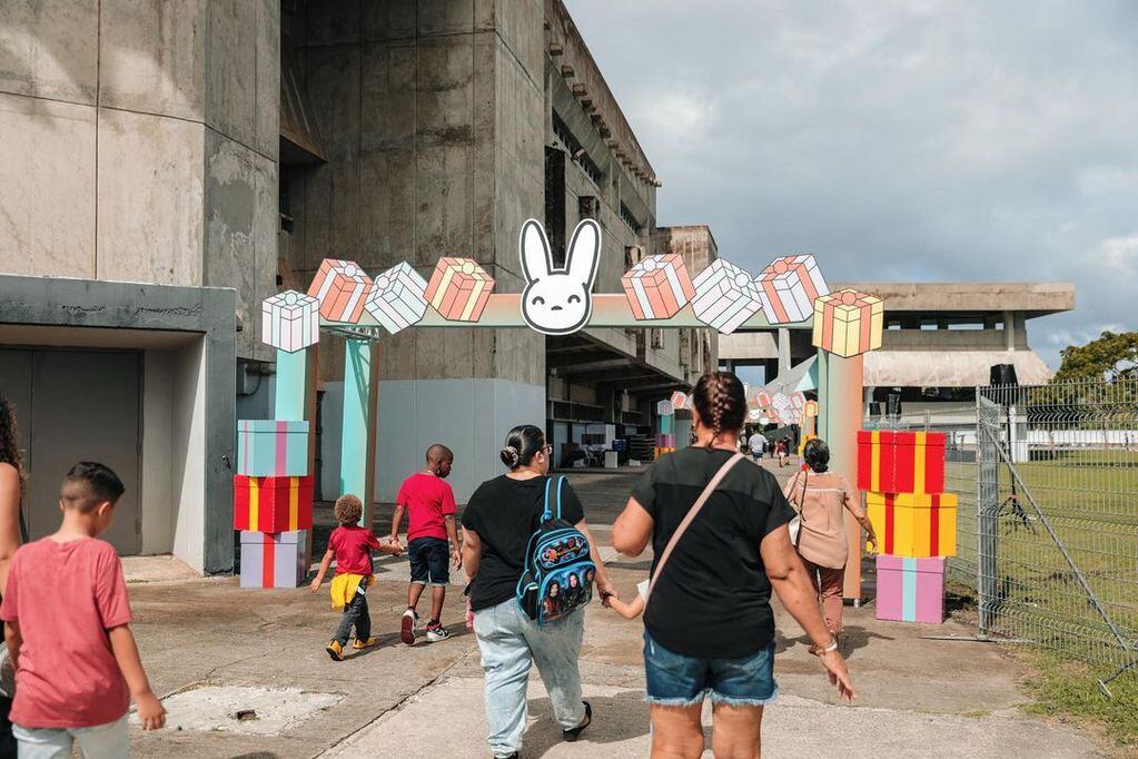 Bad Bunny celebró la Navidad con su fundación y repartió más de 20.000 regalos para los niños de Puerto Rico