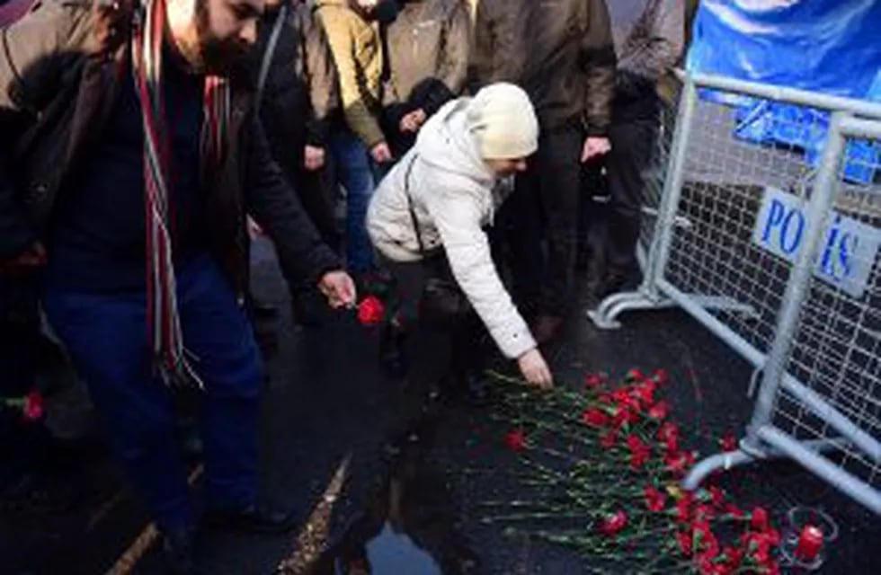 People lay flowers in front of the Reina night on January 1, 2017 in Istanbul, after a gunman killed 39 people, including many foreigners, in a rampage at an upmarket nightclub in Istanbul where revellers were celebrating the New Year.nThe shooting spree at the waterside Reina nightclub was unleashed when 2017 in Turkey was just 75 minutes old, after a year of unprecedented bloodshed that saw hundreds of people die in strikes blamed on jihadists and Kurdish militants and a bloody failed coup. / AFP PHOTO / YASIN AKGUL