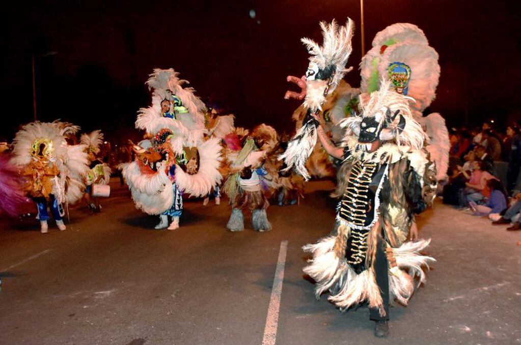 Fantásticos personajes danzan ritmos tribales, en su paso ante el público de los Corsos de la Ciudad, en San Salvador de Jujuy.
