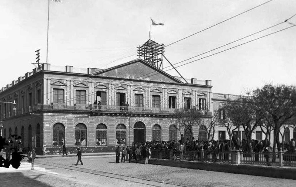El edificio que hoy ocupa el correo central nació como sede la Jefatura de Policía. Así lucía en 1893. (Museo de la Ciudad de Rosario)
