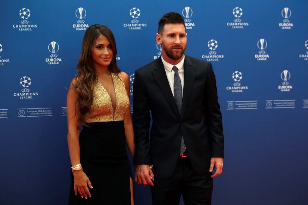 Antonela Roccuzzo junto Messi en el sorteo de la Champions League. (AP Photo/Daniel Cole)