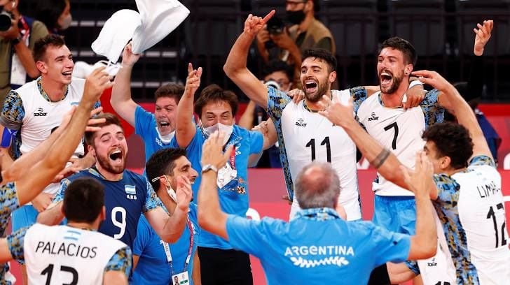 Argentina festeja la obtención de la medalla de bronce luego de derrotar a Brasil en los Juegos Olímpicos, Tokio 2020.