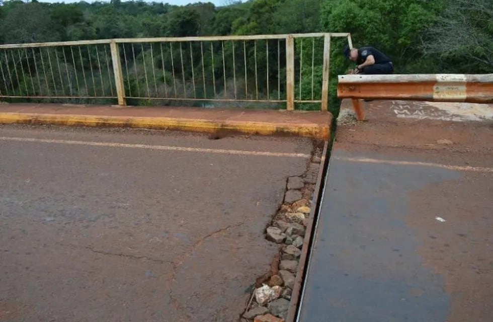 El puente sobre el arroyo Cuña Pirú tiembla cuando pasan colectivos o camiones.