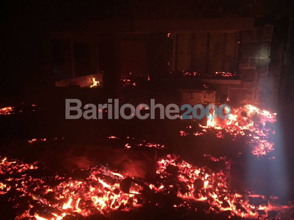 Se incendió una cabaña en Villa Mascardi e investigan si fue intencional.