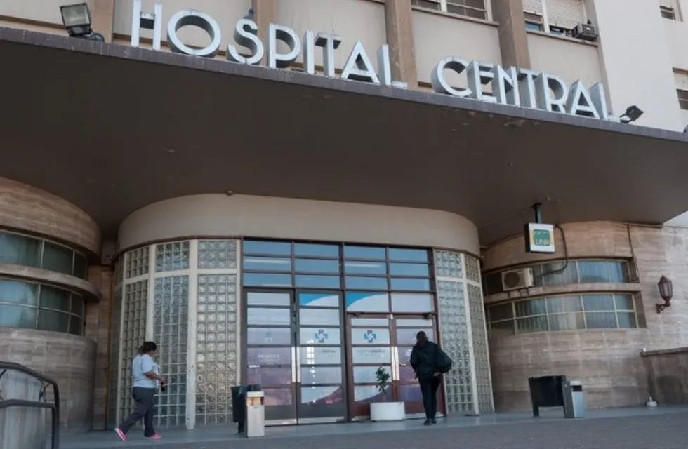 Hospital Central de Mendoza, donde fue atendida la mujer apuñalada.