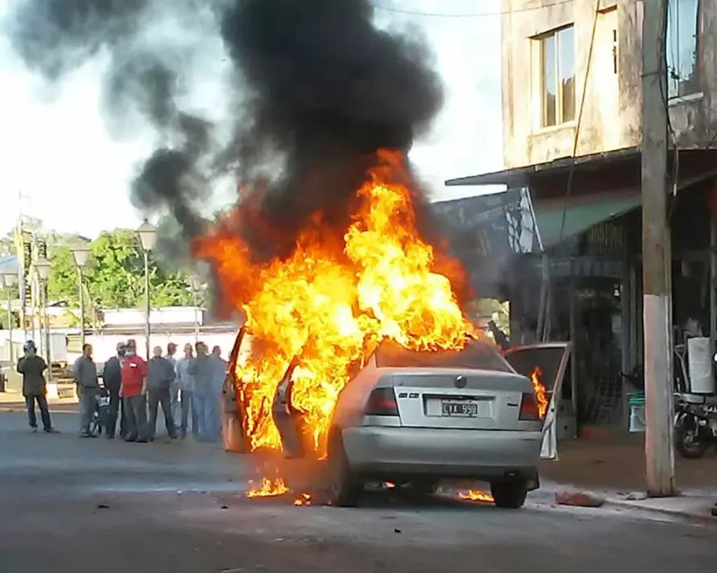 Se incendió un automóvil en plena calle de Jardín América.