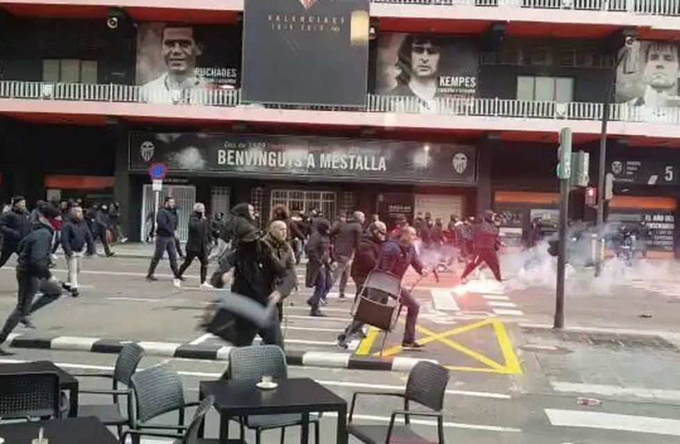 Violencia en el fútbol: feroz pelea entre hinchas del Valencia y Barcelona en Mestalla