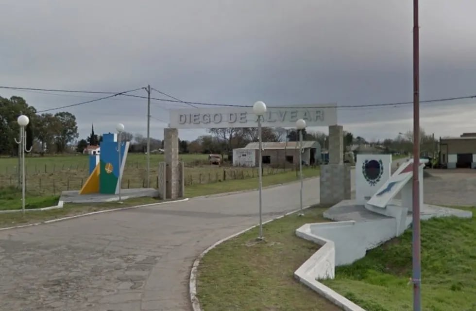Los delincuentes irrumpieron en la oficina del Correo Argentino en Diego de Alvear y luego huyeron con una suma millonaria en efectivo. (Street View)