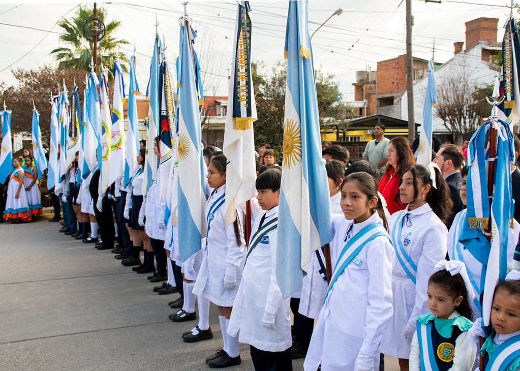 Abanderados y escoltas de numerosas instituciones educativas dieron particular marco a los actos conmemorativos del 10 de Junio en San Salvador de Jujuy.