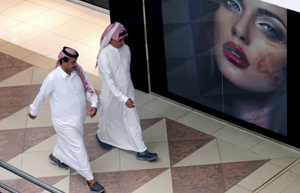 La vestimenta de los hombres en Qatar tiene que ver con la cultura local y las tradiciones de la región del Golfo.