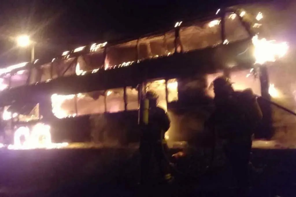 Cuatro dotaciones de bomberos trabajan en un incendio forestal en el predio del ferrocarril de Pérez