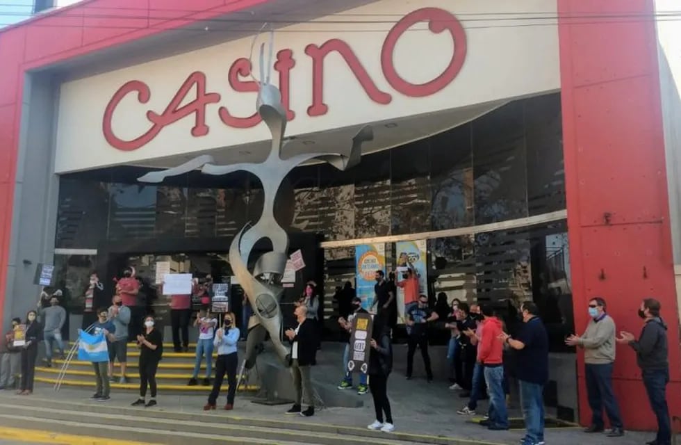 Manifestantes frente al Casino Gualeguaychú. Crédito: Máxima Online
