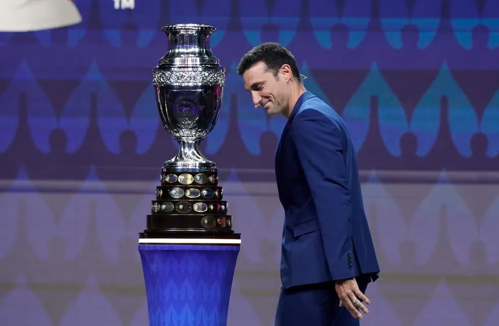 Lionel Scaloni observa el trofeo de la Copa América 2024 (AP Foto/Lynne Sladky)