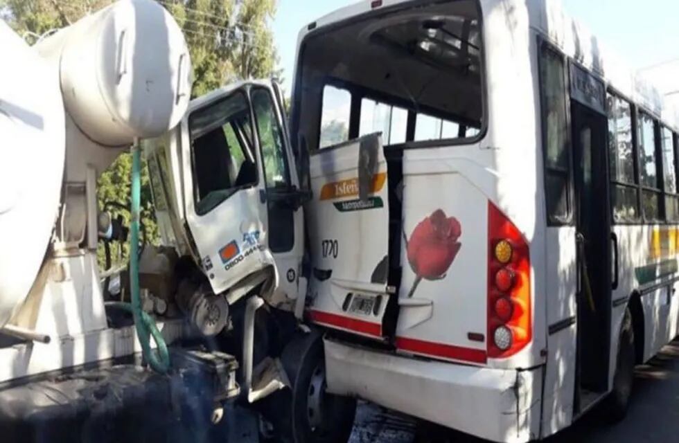 Un camionero murió al chocar contra un colectivo en Pichanal