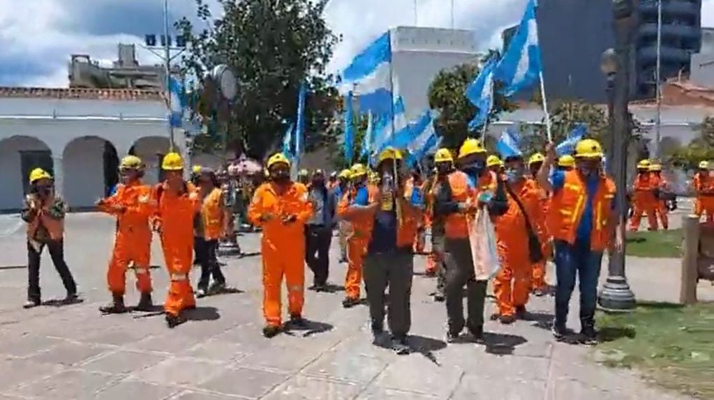 Los trabajadores nucleados en la Asociación Obrera Minera (AOMA) se trasladaron desde El Aguilar hasta San Salvador de Jujuy para manifestarse y retomar el diálogo con el Poder Ejecutivo provincial en busca de "soluciones y previsiones en relación al futuro laboral".