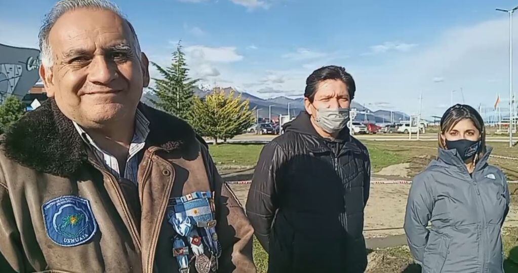 VGM Conrado Zamora, presidente del Centro de Excombatientes de Malvinas en Ushuaia (CEMU) junto a Carlos Cabrera y Rosana Rossoli,