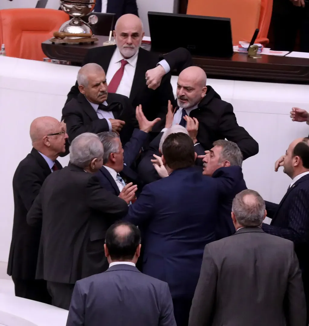 El momento más álgido de la pelea entre los legisladores turcos.