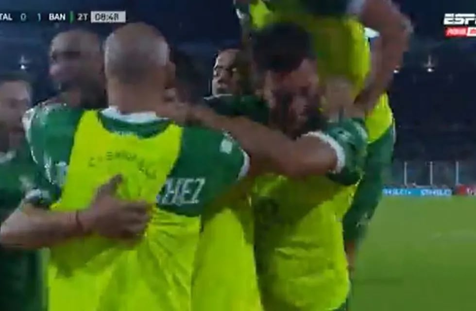 Captura de pantalla del festejo de los jugadores de Banfield ante Talleres luego del gol de Braian Aleman