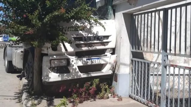 Un camión terminó incrustado contra una casa