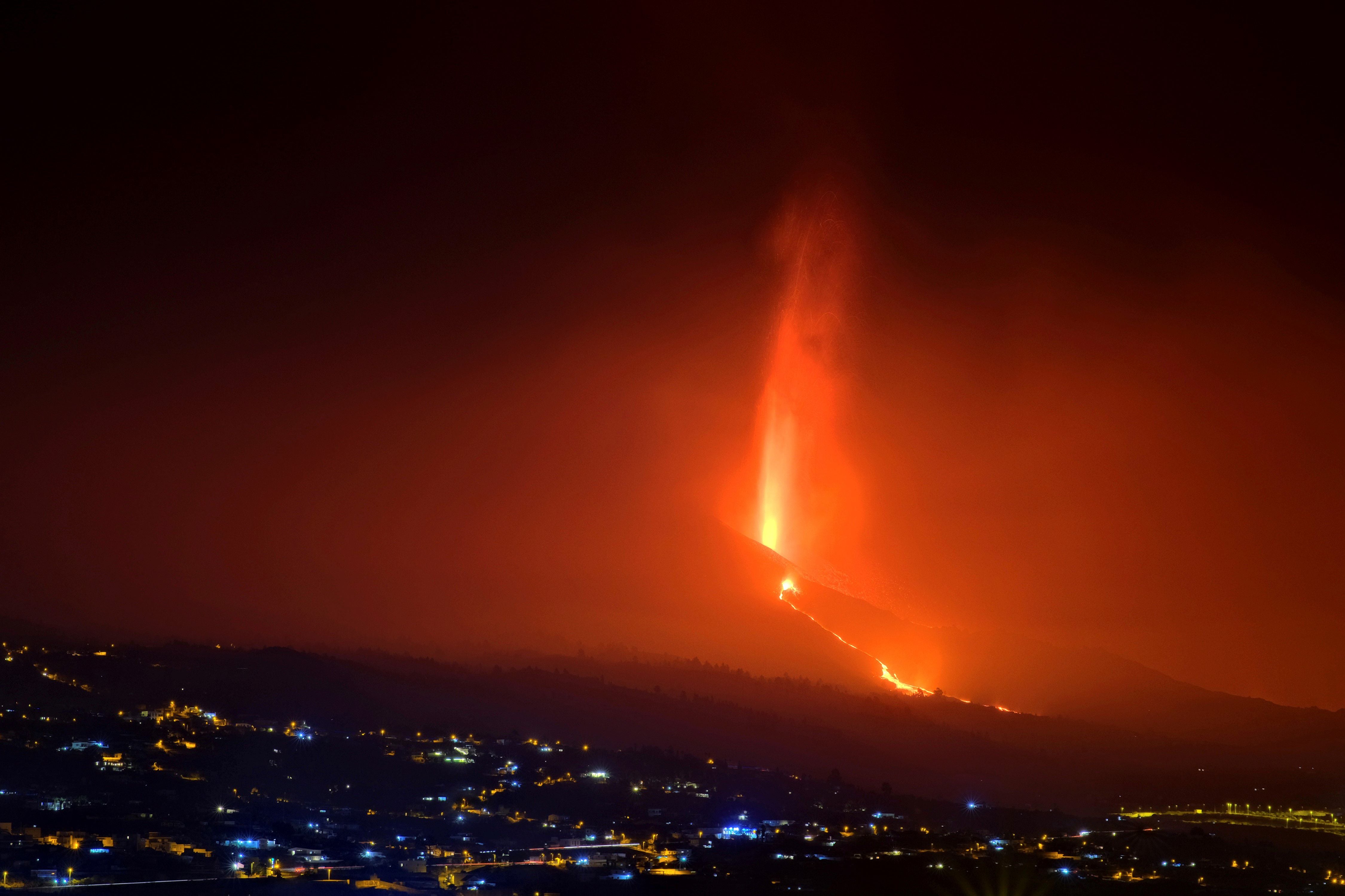 El volcán de la isla La Palma, perteneciente al archipiélago de las islas Canarias, emite lava y cenizas.