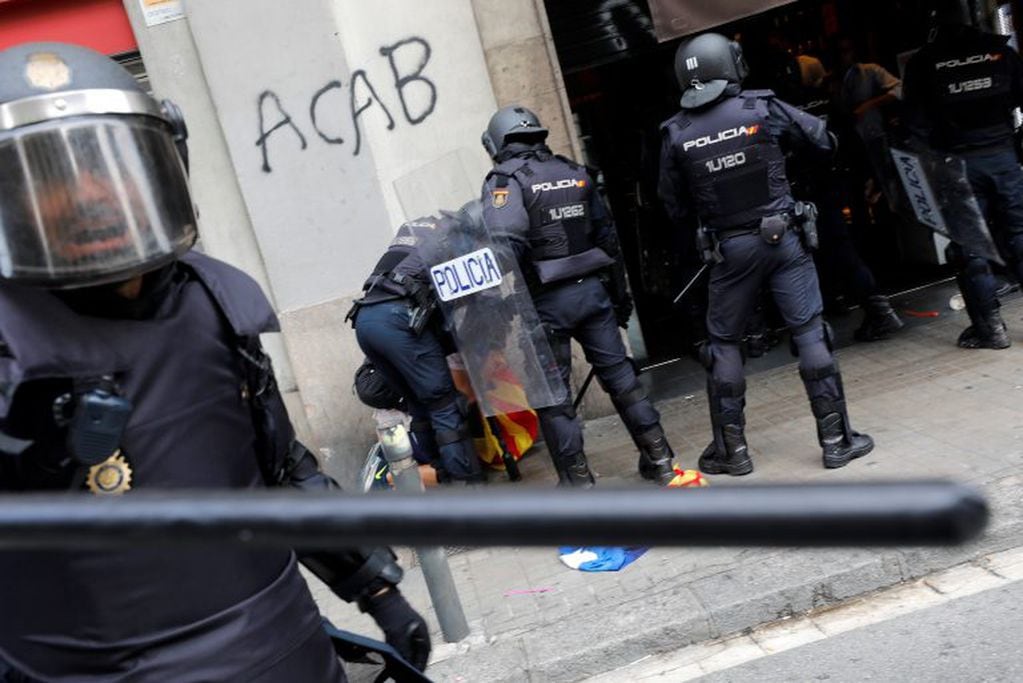 La policía nacional española detiene a un manifestante durante los enfrentamientos entre partidarios de la independencia y la policía frente a una estación de policía en Barcelona, ​​España, el viernes 18 de octubre de 2019. Crédito: AP Photo/Bernat Armangue.
