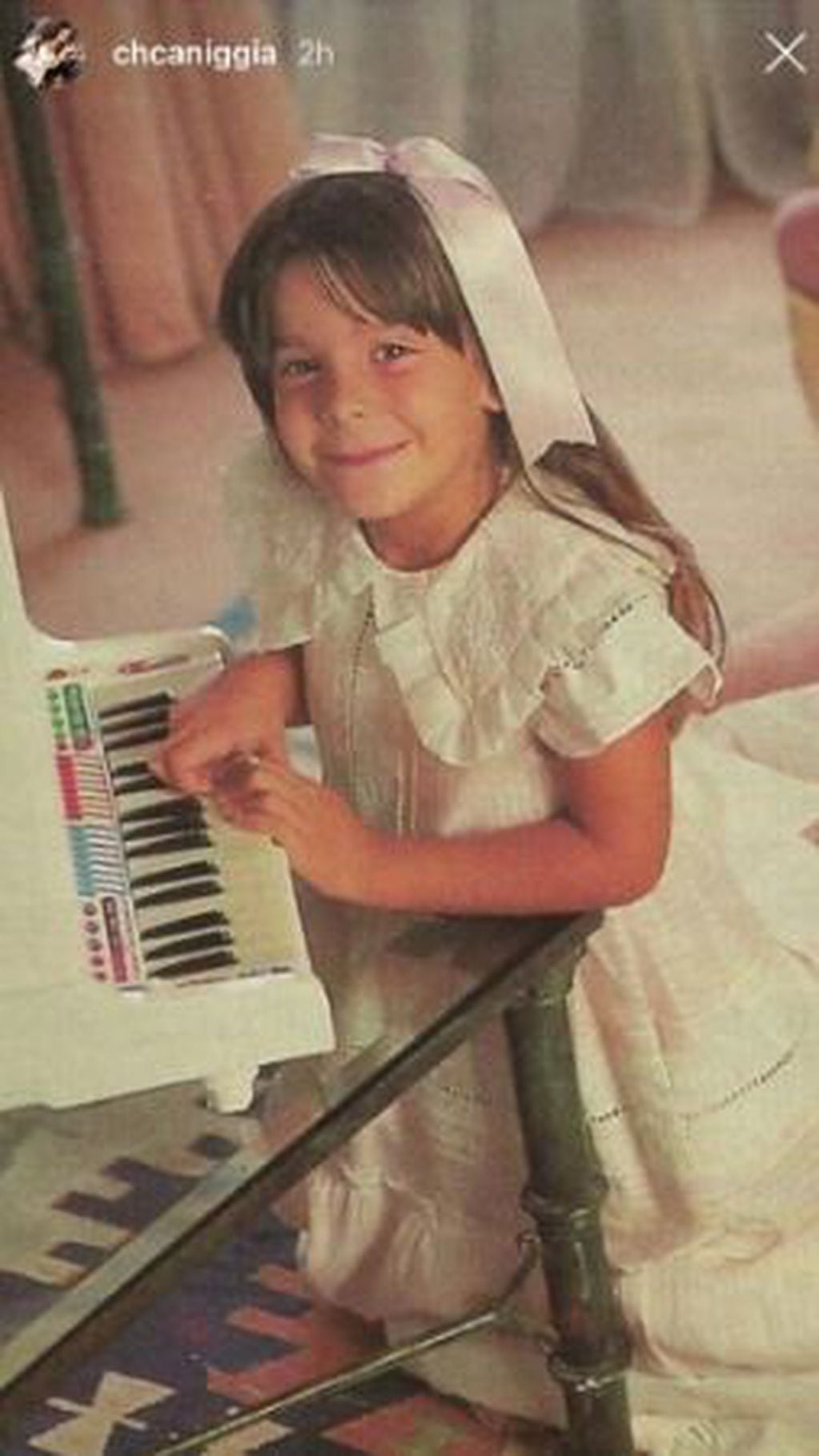 En la postal, Charlotte aparece tocando el piano cuando era pequeña. (Instagram/chcaniggia)