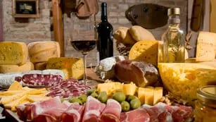 Salames, fiambres, quesos y vinos: esencia de la fiesta en Caroya. (gentileza)