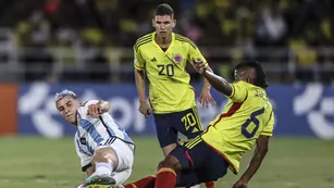 Gino Infantino disputando la pelota contra la defensa colombiana. (Prensa Selección Argentina)
