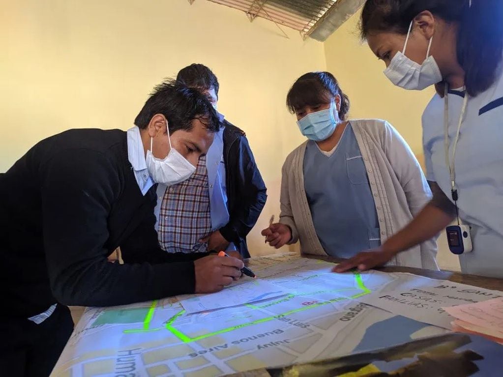 Los responsables de los operativos en la Quebrada, al momento de diagramar el despliegue de los equipos de trabajo.
