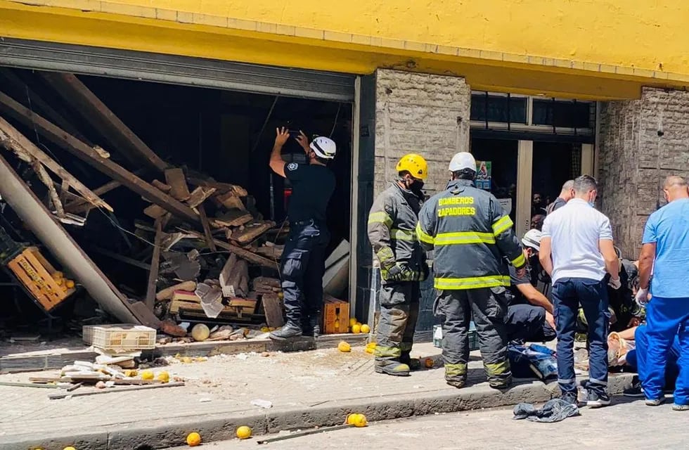 Derrumbe del techo de una verdulería en San Lorenzo y Entre Ríos (@MauroYasprizza)