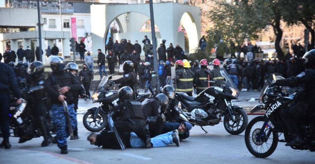 Corridas, disturbios y disparos en la protesta de UTA Córdoba.