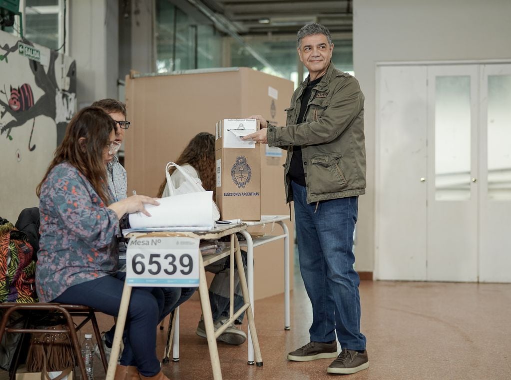 El candidato a jefe de Gobierno Jorge Macri votó en la mesa 6539 de la Escuela de Lenguas Vivas N 8 del barrio de Palermo.