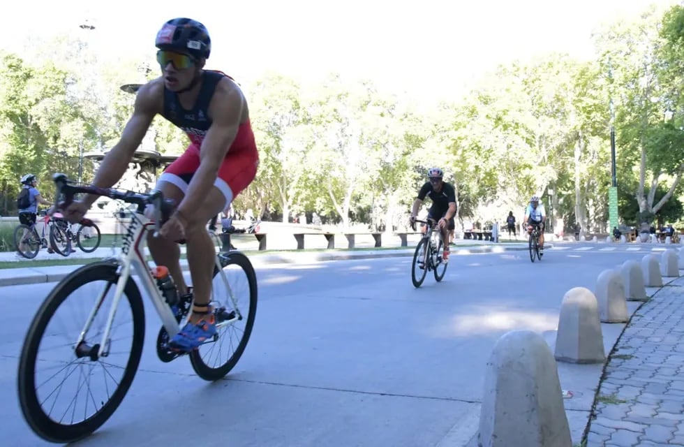 El Triatlón Vendimia contó con participantes de todo el país y se llevó a cabo en el Parque General San Martín.