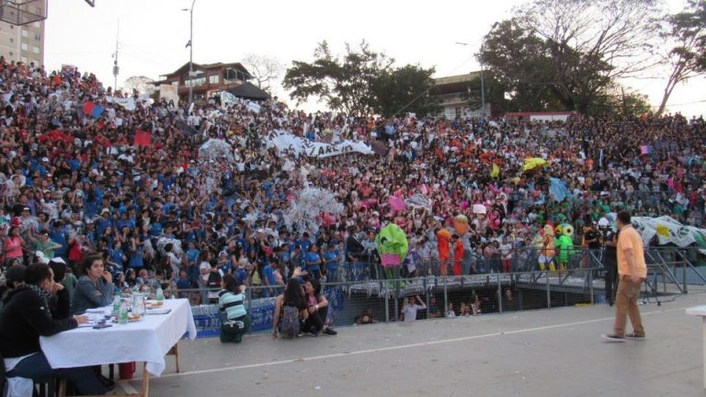 Fiesta a pleno de los estudiantes en el Anfiteatro Manuel Antonio Ramírez. (MisionesOnline)