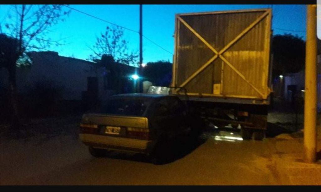 un automovil impactó desde atrás a un camión estacionado en Arroyito