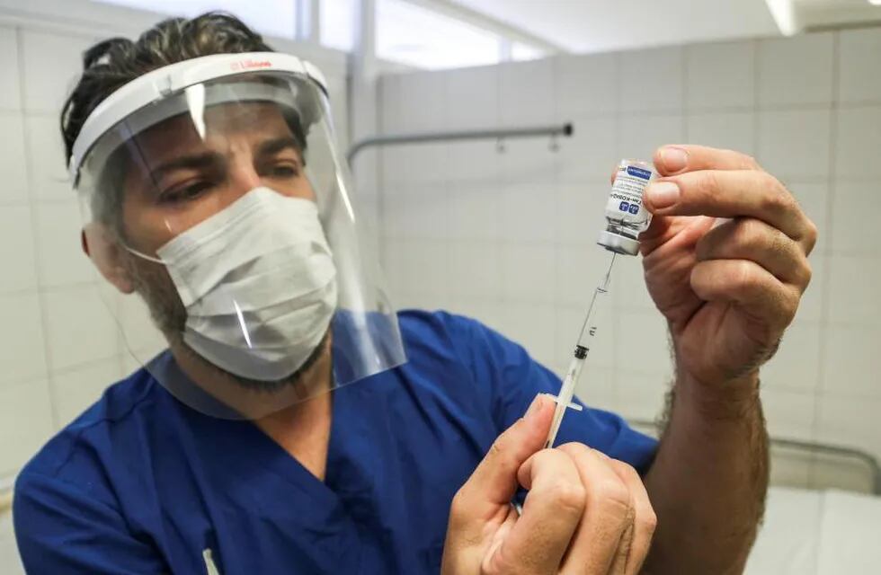 Coronavirus. Un trabajador de la salud prepara una inyección de la vacuna rusa Sputnik V contra el coronavirus en un hospital de Rosario. (DPA)