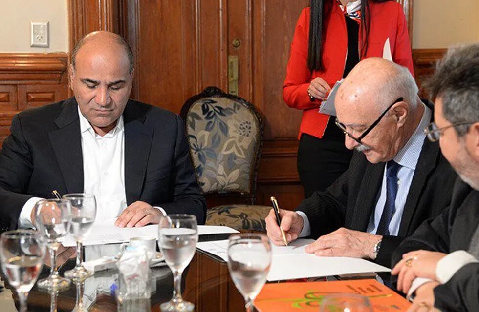 Tucumán firmó un convenio con el Consejo Federal de Inversiones por $ 130 millones. (Twitter @JuanManzurOK)
