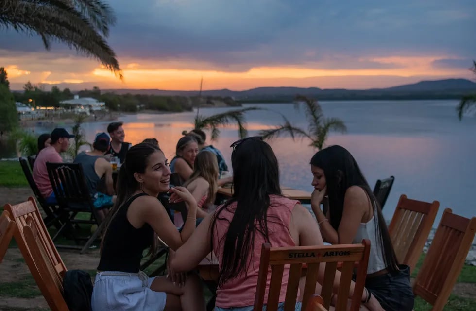 Una ciudad de Córdoba prepara un festival de dos días con música en vivo al la vera del lago, entrada gratis y diversas actividades.